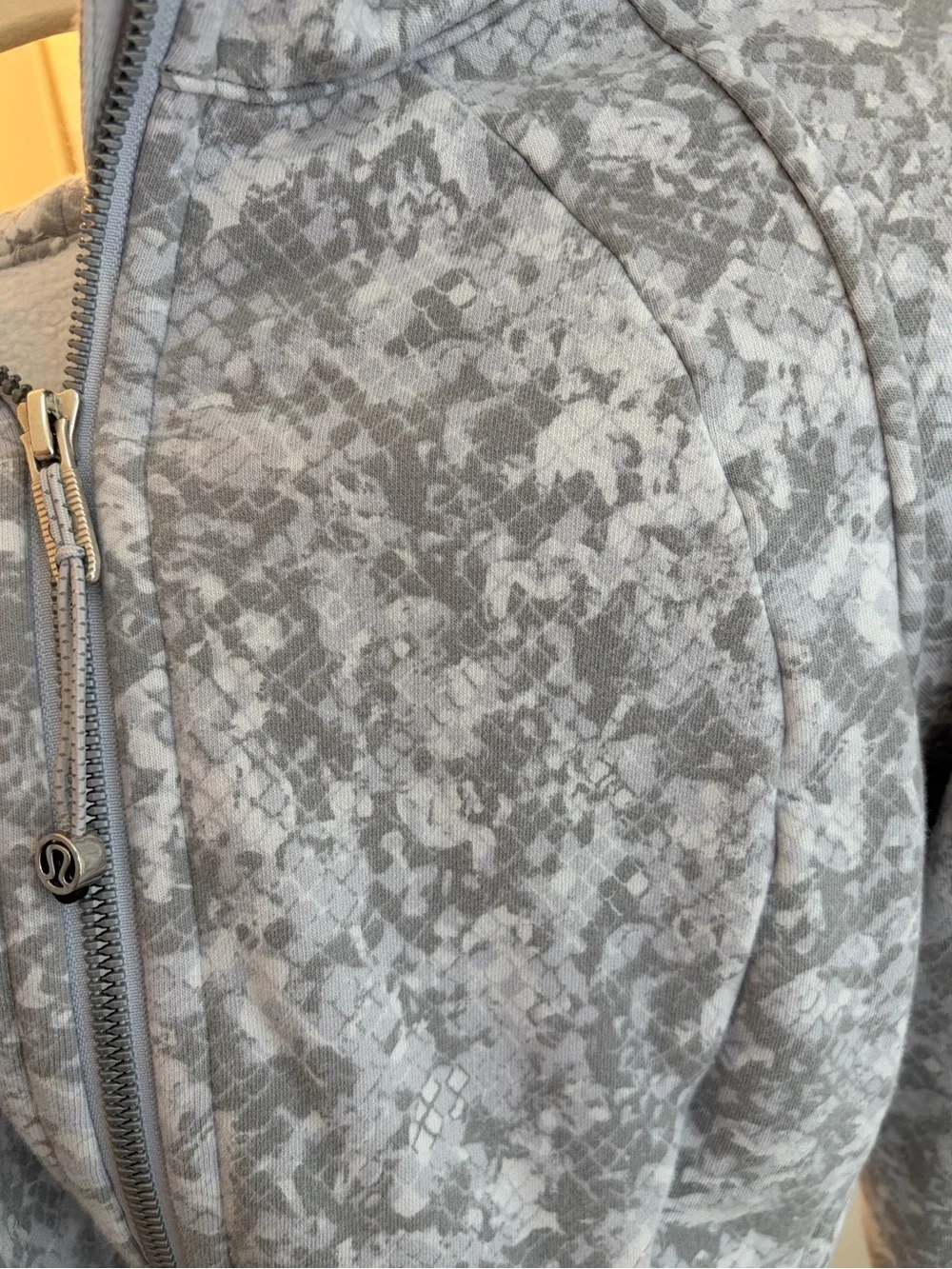 lululemon athletica gray patterned